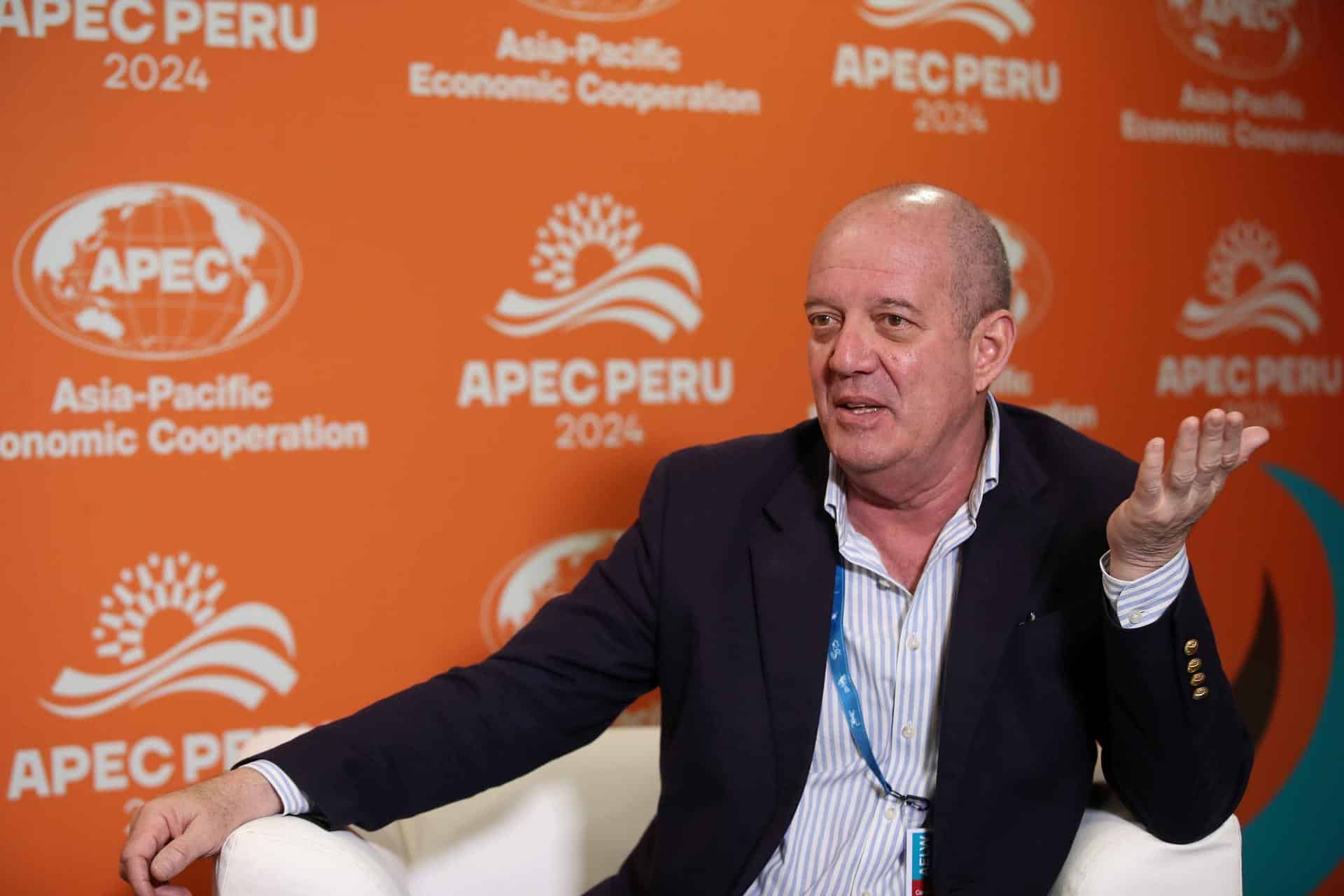 El presidente del Grupo de Trabajo de la Presidencia pro tempore de APEC PERU 2024, el embajador Carlos Chávez-Tafur, habla durante una entrevista con EFE este domingo en Lima (Perú). EFE/Paolo Aguilar