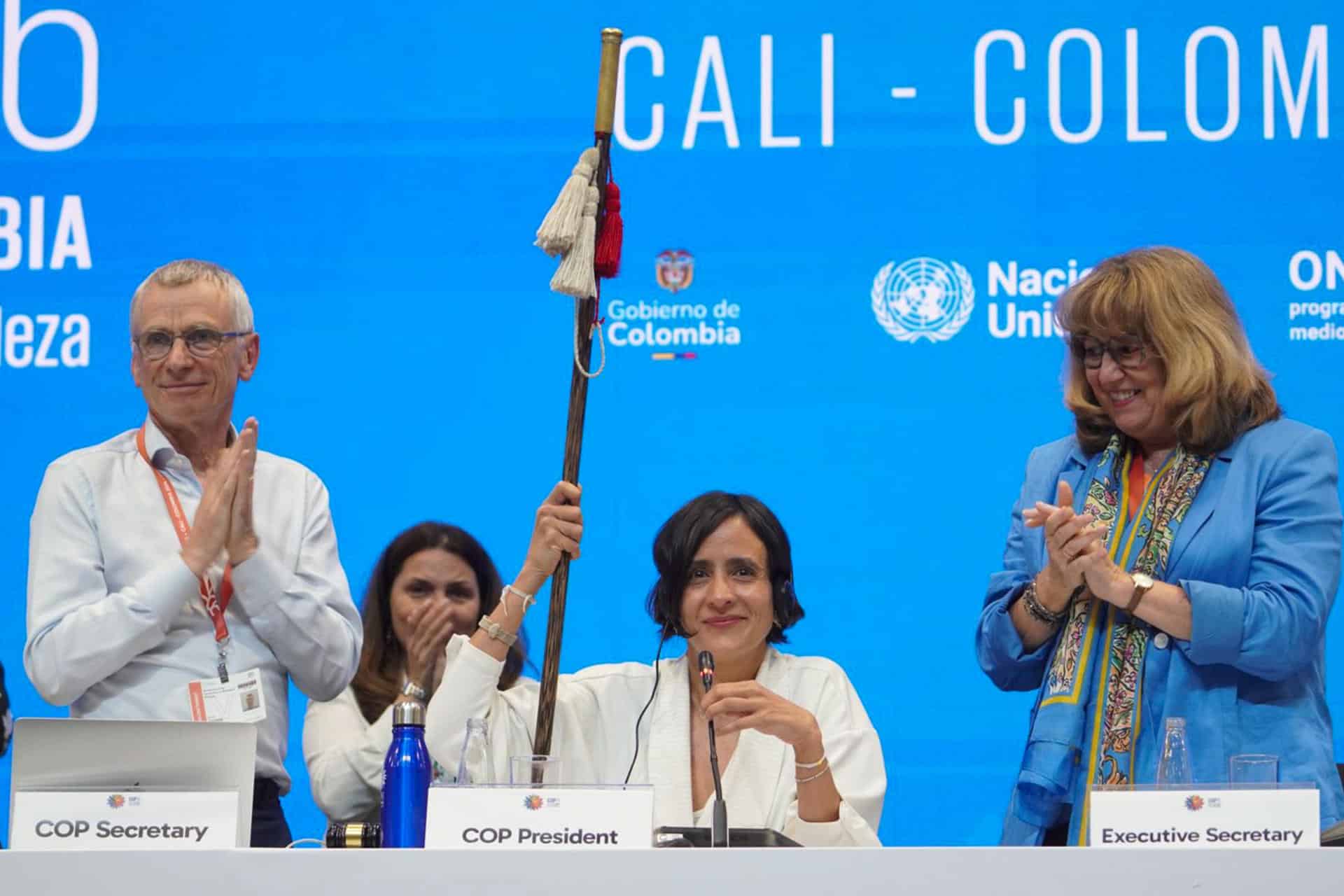 Fotografía cedida por Prensa COP16 que muestra la ministra colombiana de Ambiente y Desarrollo Sostenible, Susana Muhamad (c), sosteniendo un bastón este sábado, durante una sesión de la Conferencia de la ONU sobre Biodiversidad Biológica (COP16) en Cali (Colombia). EFE/ Prensa COP16