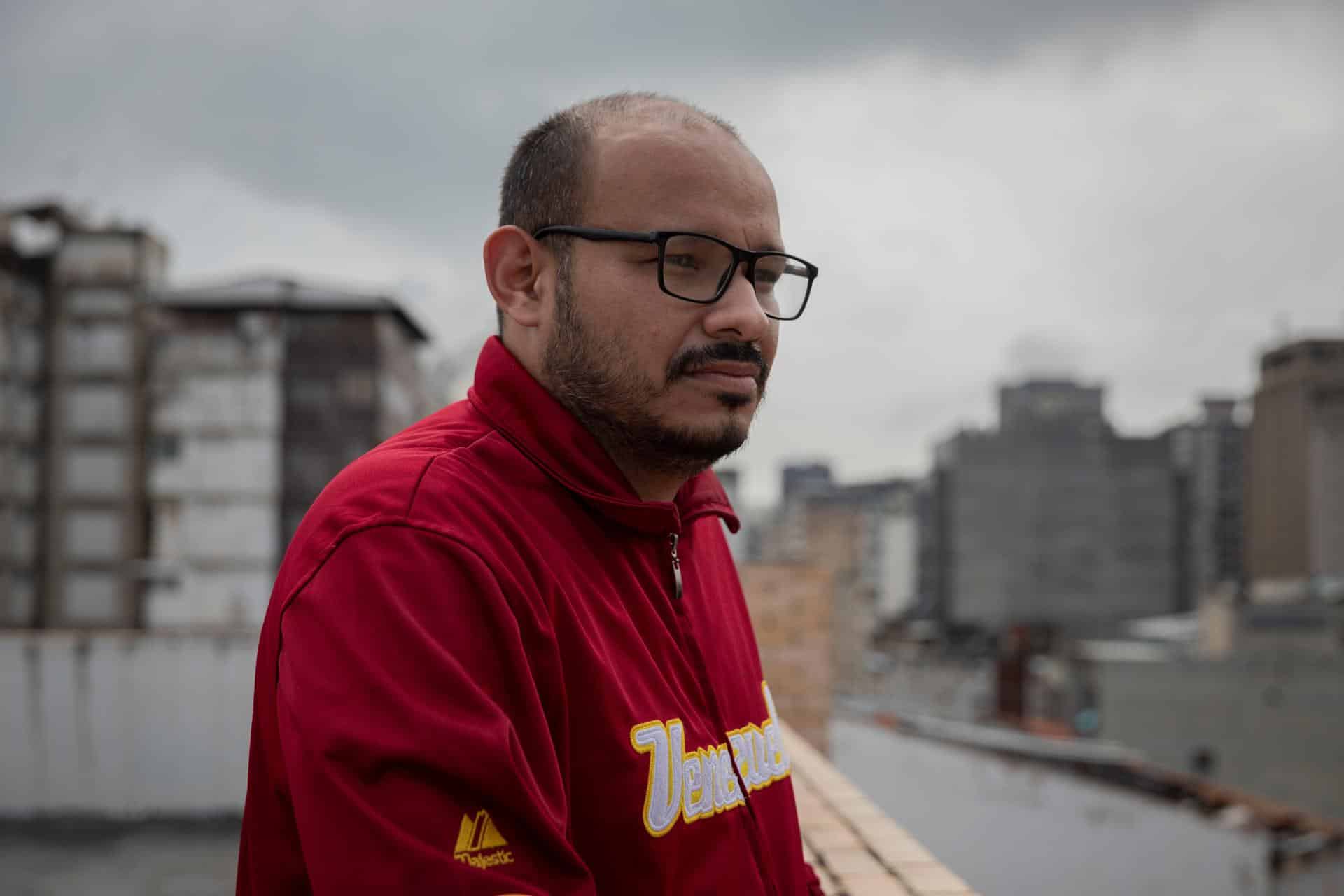 Fotografía de archivo del líder vecinal Carlos Julio Rojas, el 15 de marzo de 2021, en Caracas (Venezuela). EFE/ Rayner Peña R