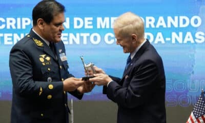 El administrador de la Agencia Espacial Estadounidense (NASA), Bill Nelson (d), y el jefe institucional de CONIDA, Mayor General FAP Roberto Melgar, participan en una reunión este jueves en Lima (Perú). EFE/ John Reyes Mejia