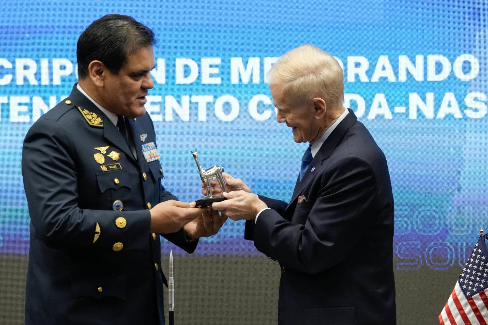 El administrador de la Agencia Espacial Estadounidense (NASA), Bill Nelson (d), y el jefe institucional de CONIDA, Mayor General FAP Roberto Melgar, participan en una reunión este jueves en Lima (Perú). EFE/ John Reyes Mejia