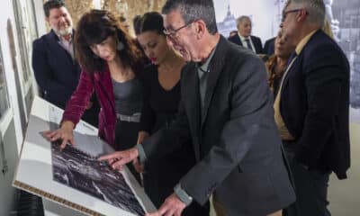 El fotógrafo de la Agencia EFE Manuel Pérez Barriopedro (2d) explica las fotografías del 23-F a la ministra de Juventud e Infancia, Sira Rego (c), y la de Igualdad, Ana Redondo (i), en el acto de celebración del 85 aniversario de la Agencia EFE e inauguración de la exposición Tu memoria colectiva, este jueves en el Espacio Larra, en Madrid. EFE/Kiko Huesca