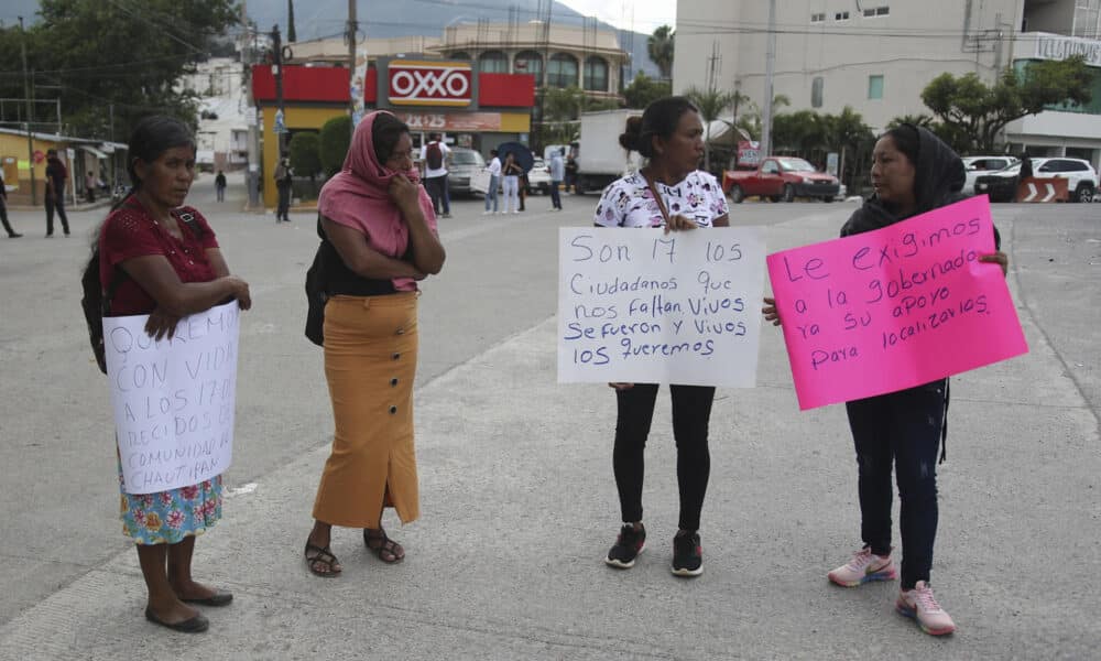 Algunas personas protestan por la desaparición de 17 personas, este viernes en Chilpancingo (México).  EFE/José Luis de la Cruz