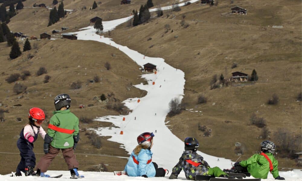 Niños esquían en una pista de nieve artificial, en la estación de Brigels, al este de Suiza. EFE/Arno Balzarini/Archivo