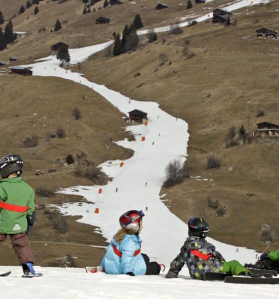 Niños esquían en una pista de nieve artificial, en la estación de Brigels, al este de Suiza. EFE/Arno Balzarini/Archivo