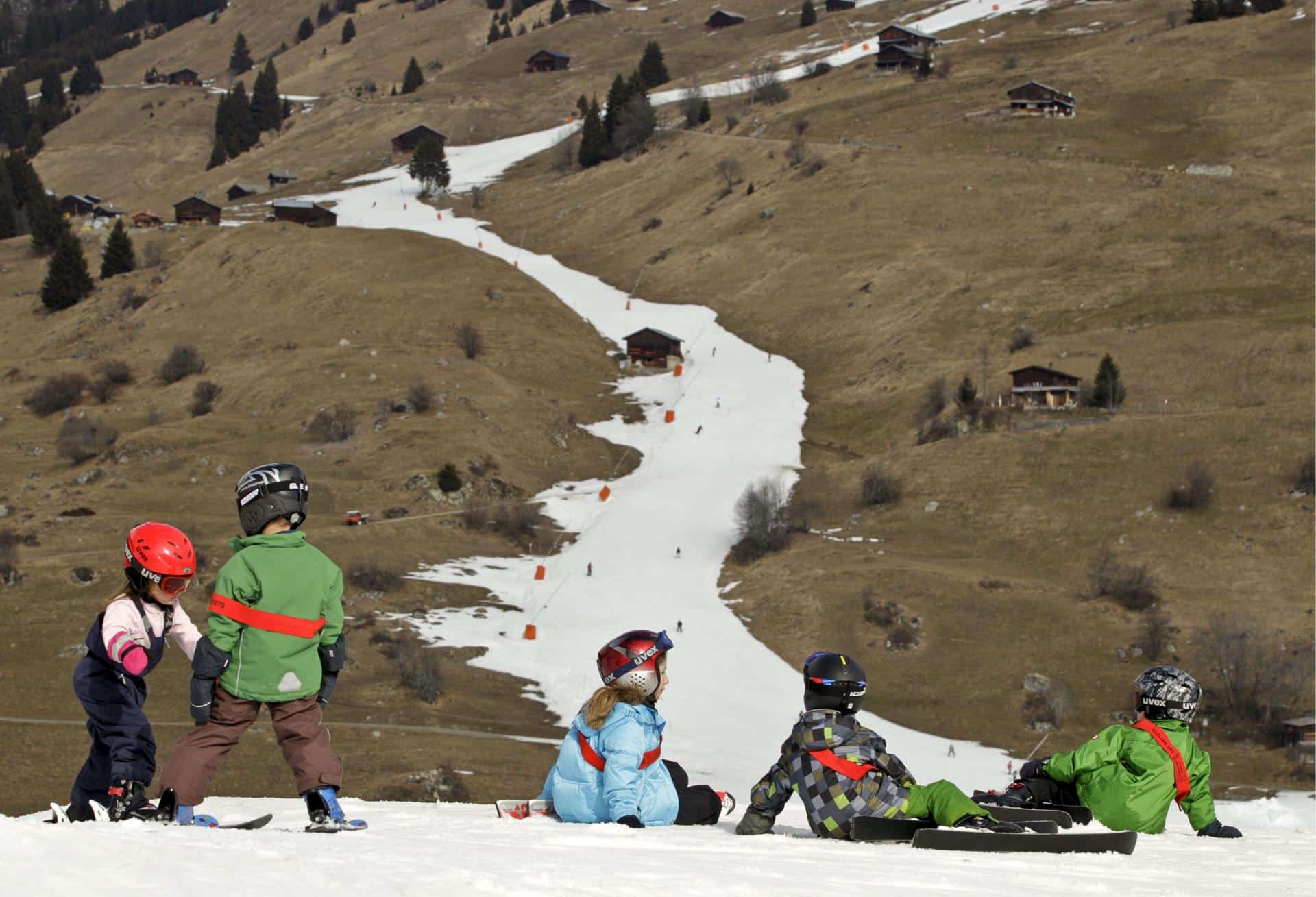 Niños esquían en una pista de nieve artificial, en la estación de Brigels, al este de Suiza. EFE/Arno Balzarini/Archivo