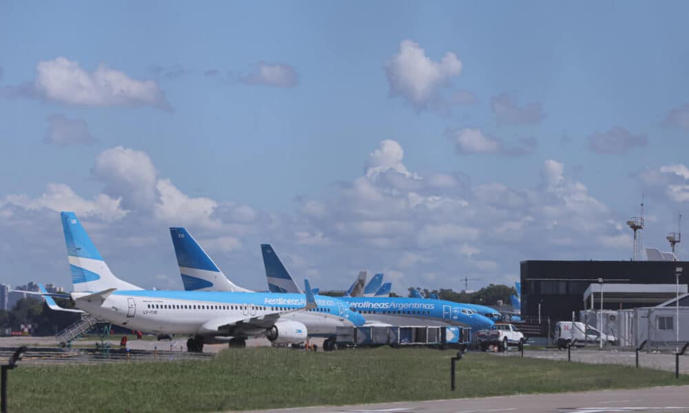 Fotografía de archivo que muestra aviones estacionados en el Aeroparque Jorge Newbery, en Buenos Aires (Argentina). EFE/ Luciano González