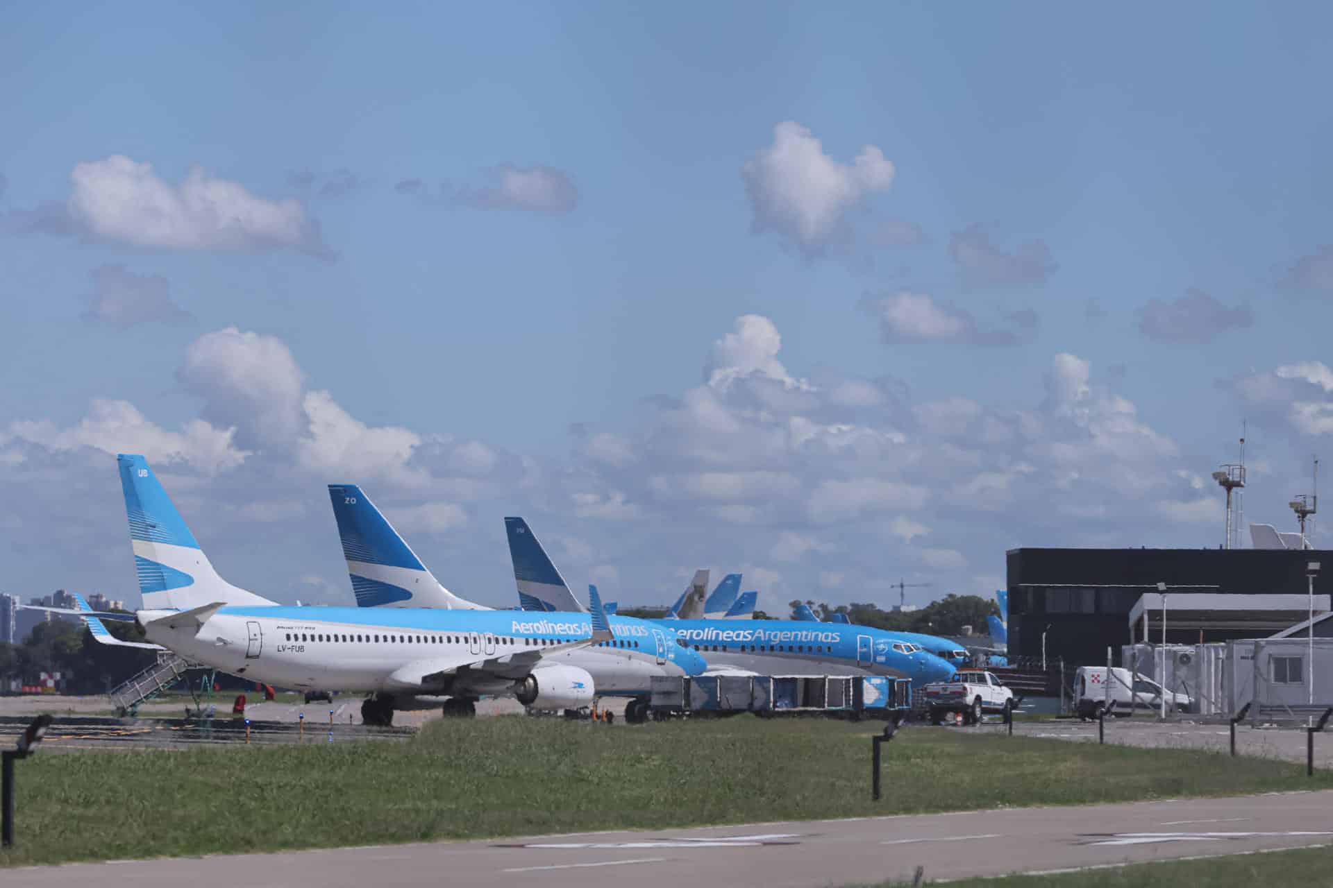 Fotografía de archivo que muestra aviones estacionados en el Aeroparque Jorge Newbery, en Buenos Aires (Argentina). EFE/ Luciano González