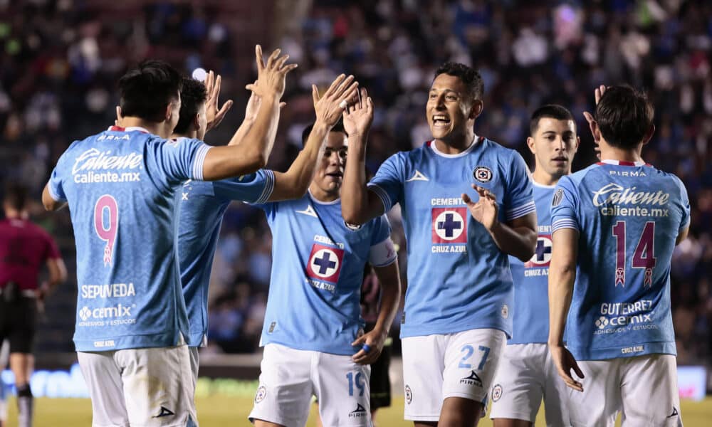 Los jugadores de Cruz Azul celebran un gol ante Juárez, en una foto de archivo. EFE/ José Méndez