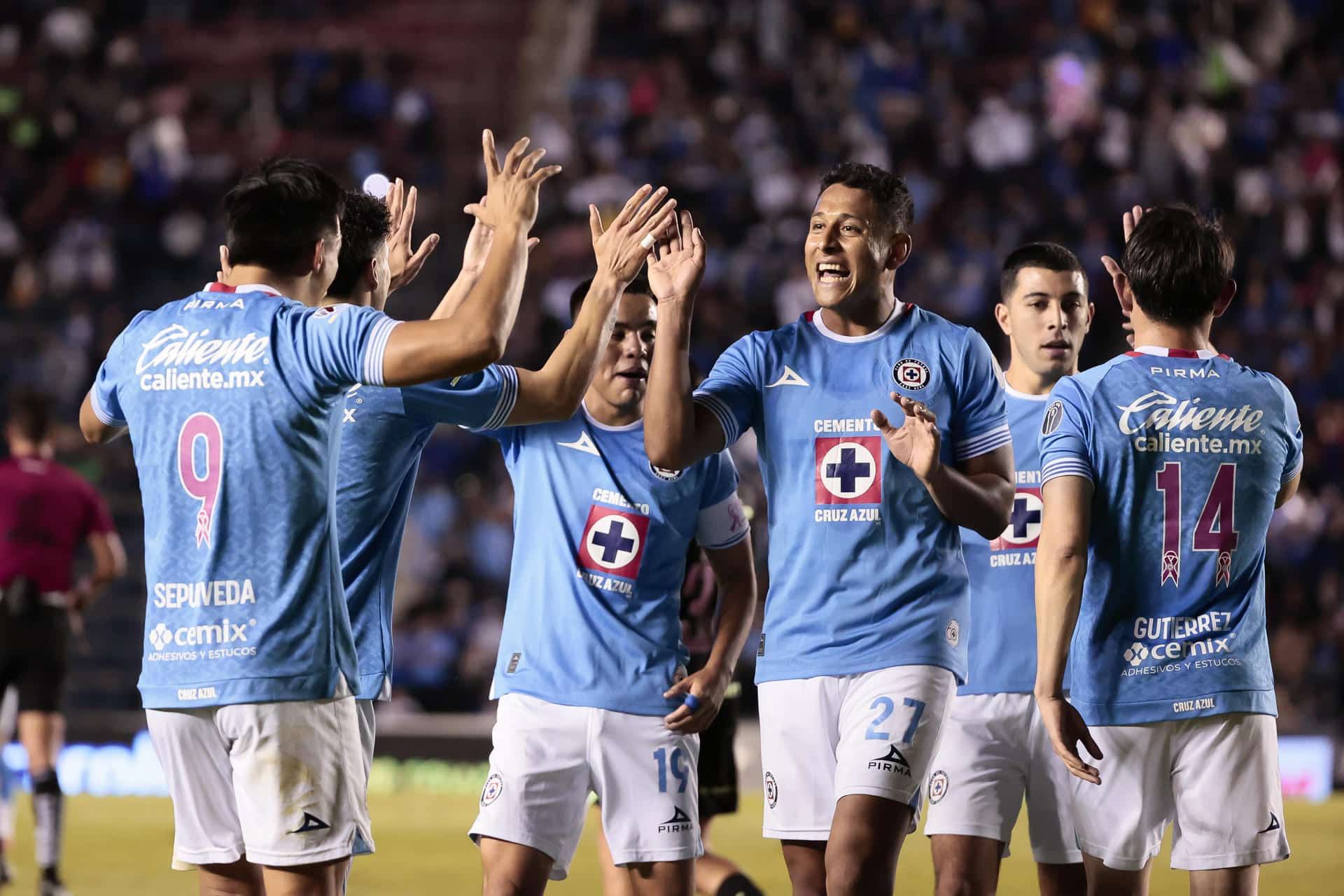 Los jugadores de Cruz Azul celebran un gol ante Juárez, en una foto de archivo. EFE/ José Méndez