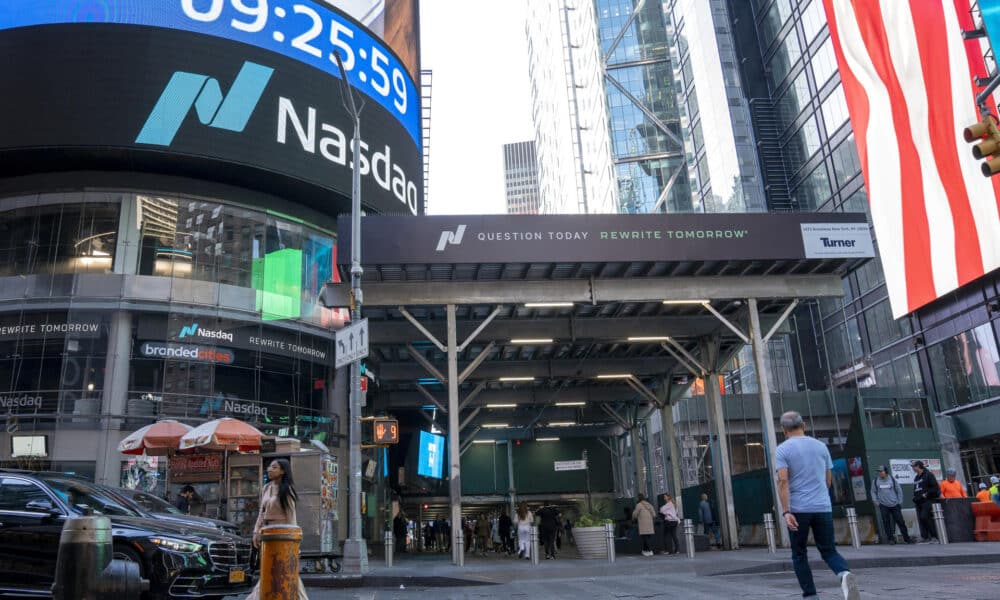 Personas caminan este miércoles frente al edificio de Nasdaq en Nueva York (EE.UU.). EFE/Ángel Colmenares