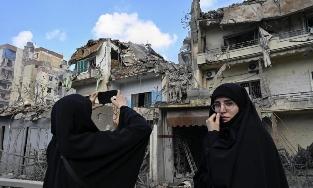 Mujeres chiítas inspeccionan la destrucción en el lugar de un ataque aéreo israelí en el área de Al-Chiyah, en el sur de Beirut, Líbano, 13 de noviembre de 2024. Según el Ministerio de Salud del Líbano, alrededor de 3,300 personas han sido asesinadas y más de 14,200 han resultado heridas en el Líbano desde la escalada de hostilidades entre Israel y Hezbollah. (Líbano, Hizbulá/Hezbolá) EFE/EPA/WAEL HAMZEH