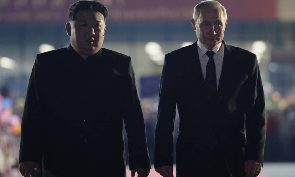 Foto de archivo del presidente de Rusia Vladimir Putin (d) junto al líder norcoreano Kim Jong-un. EFE/EPA/GAVRIIL GRIGOROV / SPUTNIK / KREMLIN POOL