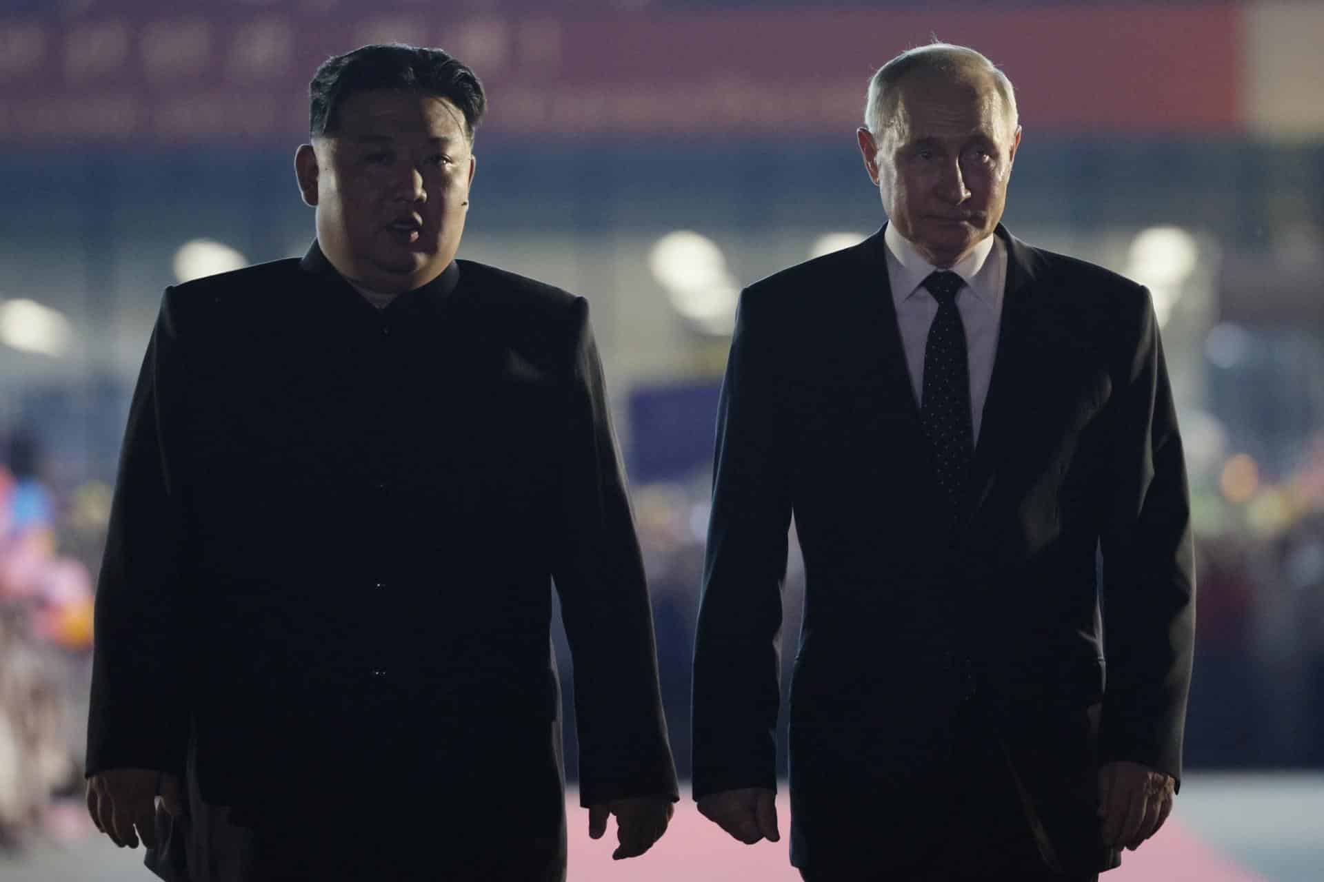 Foto de archivo del presidente de Rusia Vladimir Putin (d) junto al líder norcoreano Kim Jong-un. EFE/EPA/GAVRIIL GRIGOROV / SPUTNIK / KREMLIN POOL