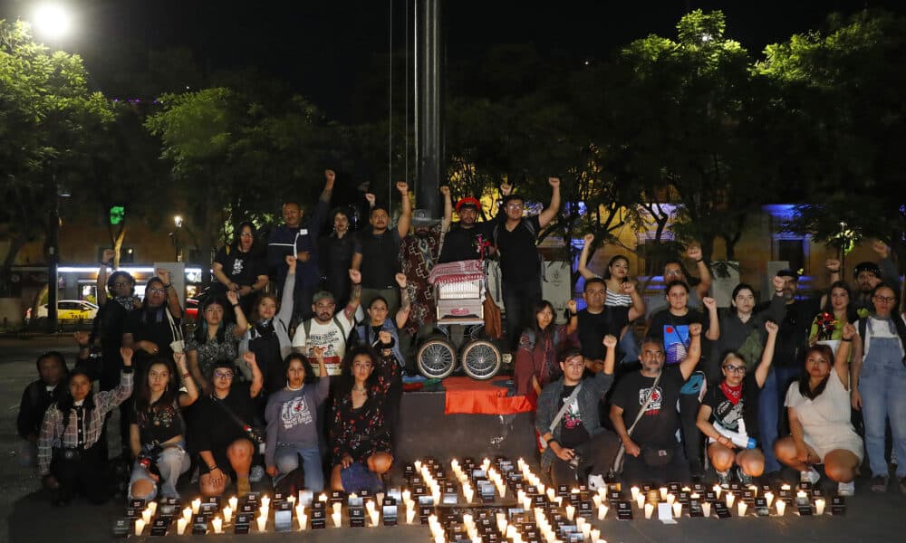 Periodistas mexicanos participan en la velada ‘Honor y Gloria’, para homenajear a colegas asesinados en el marco del 17 Encuentro Fotográfico México (EFM), este martes, en la ciudad de Guadalajara, en Jalisco (México). EFE/ Francisco Guasco