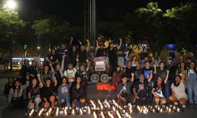 Periodistas mexicanos participan en la velada ‘Honor y Gloria’, para homenajear a colegas asesinados en el marco del 17 Encuentro Fotográfico México (EFM), este martes, en la ciudad de Guadalajara, en Jalisco (México). EFE/ Francisco Guasco