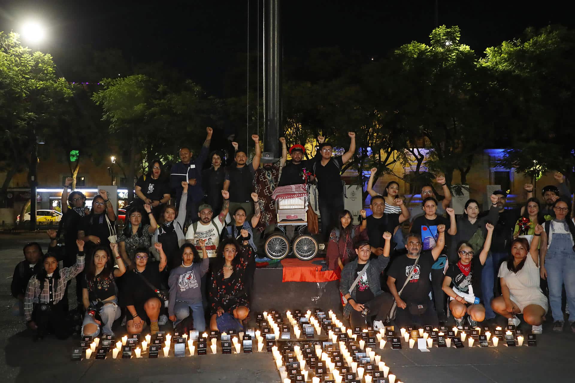 Periodistas mexicanos participan en la velada ‘Honor y Gloria’, para homenajear a colegas asesinados en el marco del 17 Encuentro Fotográfico México (EFM), este martes, en la ciudad de Guadalajara, en Jalisco (México). EFE/ Francisco Guasco