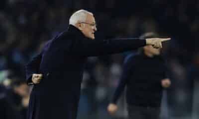 El entrenador de la Roma, Claudio Ranieri, da instrucciones a sus jugadores durante el partido del pasado domingo contra el Nápoles. EFE/EPA/CESARE ABBATE