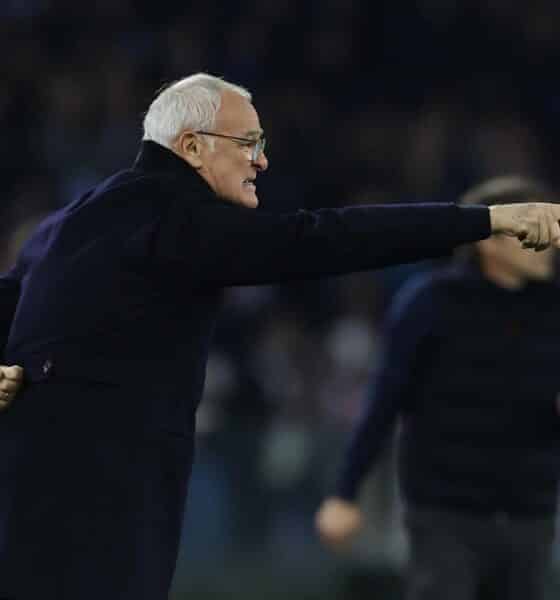 El entrenador de la Roma, Claudio Ranieri, da instrucciones a sus jugadores durante el partido del pasado domingo contra el Nápoles. EFE/EPA/CESARE ABBATE