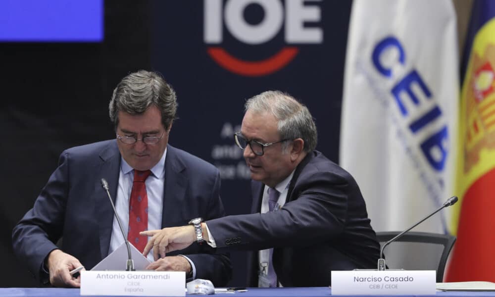 El presidente de la Confederación Española de Organizaciones Empresariales, Antonio Garamendi (i), habla con el secretario permanente del Consejo de Empresarios Iberoamericanos (CEIB), Narciso Casado, en la primera sesión del Encuentro Empresarial Iberoamericano este miércoles, en Cuenca (Ecuador). El encuentro se realiza en el marco de la XXIX Cumbre de Jefas y Jefes de Estados y de Gobierno de Ecuador. EFE/ José Jácome