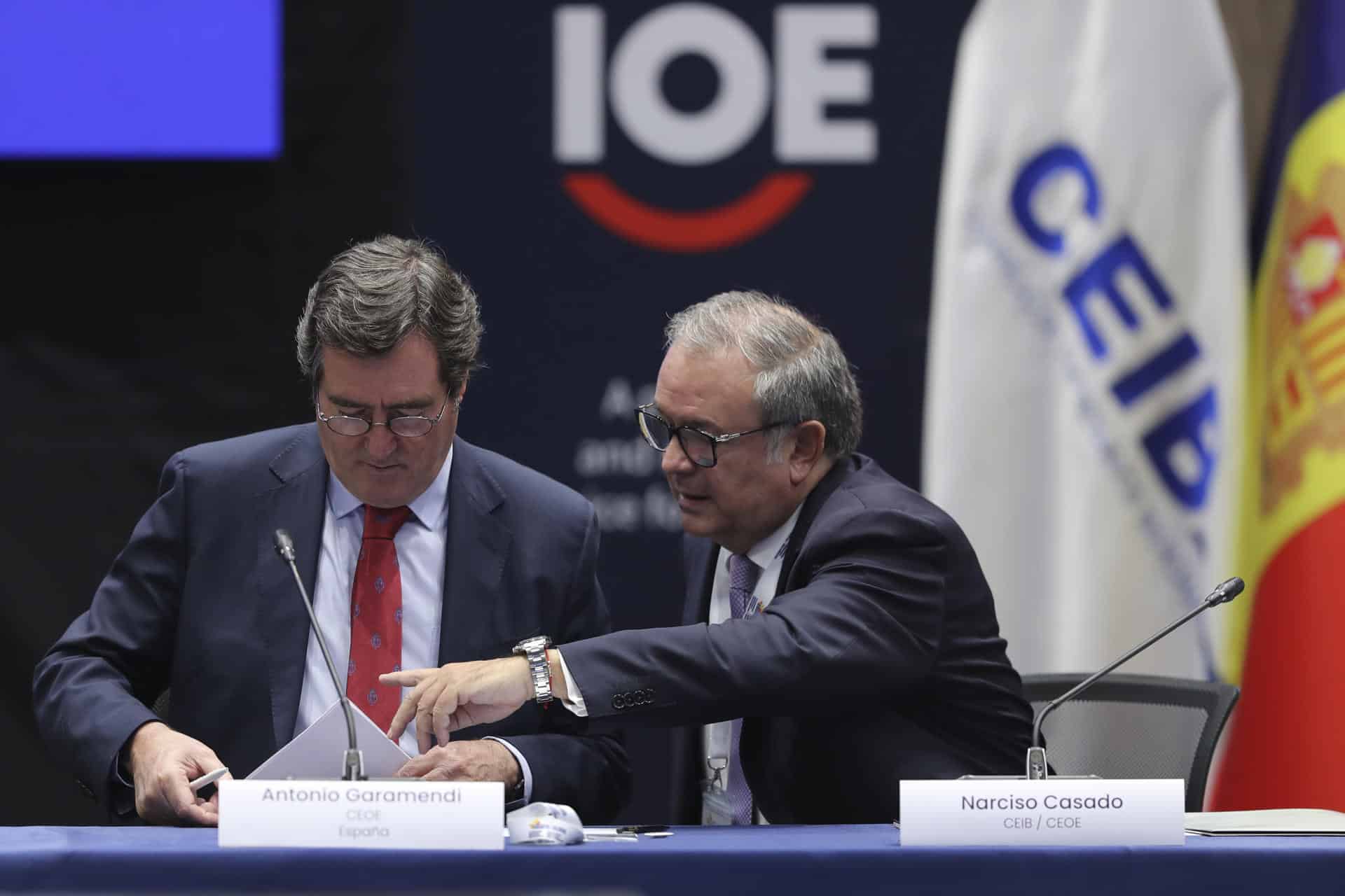 El presidente de la Confederación Española de Organizaciones Empresariales, Antonio Garamendi (i), habla con el secretario permanente del Consejo de Empresarios Iberoamericanos (CEIB), Narciso Casado, en la primera sesión del Encuentro Empresarial Iberoamericano este miércoles, en Cuenca (Ecuador). El encuentro se realiza en el marco de la XXIX Cumbre de Jefas y Jefes de Estados y de Gobierno de Ecuador. EFE/ José Jácome