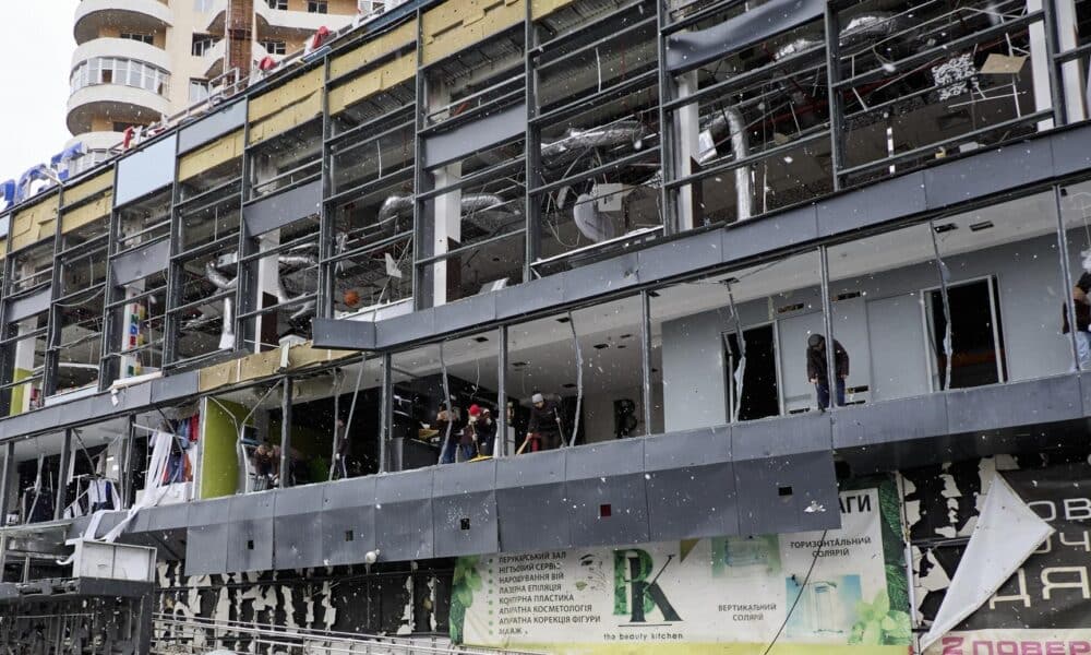 Imagen de un edificio tras un ataque ruso en un área residencial de Járkov, Ucrania, el 4 de noviembre de 2024.EFE/EPA/SERGEY KOZLOV