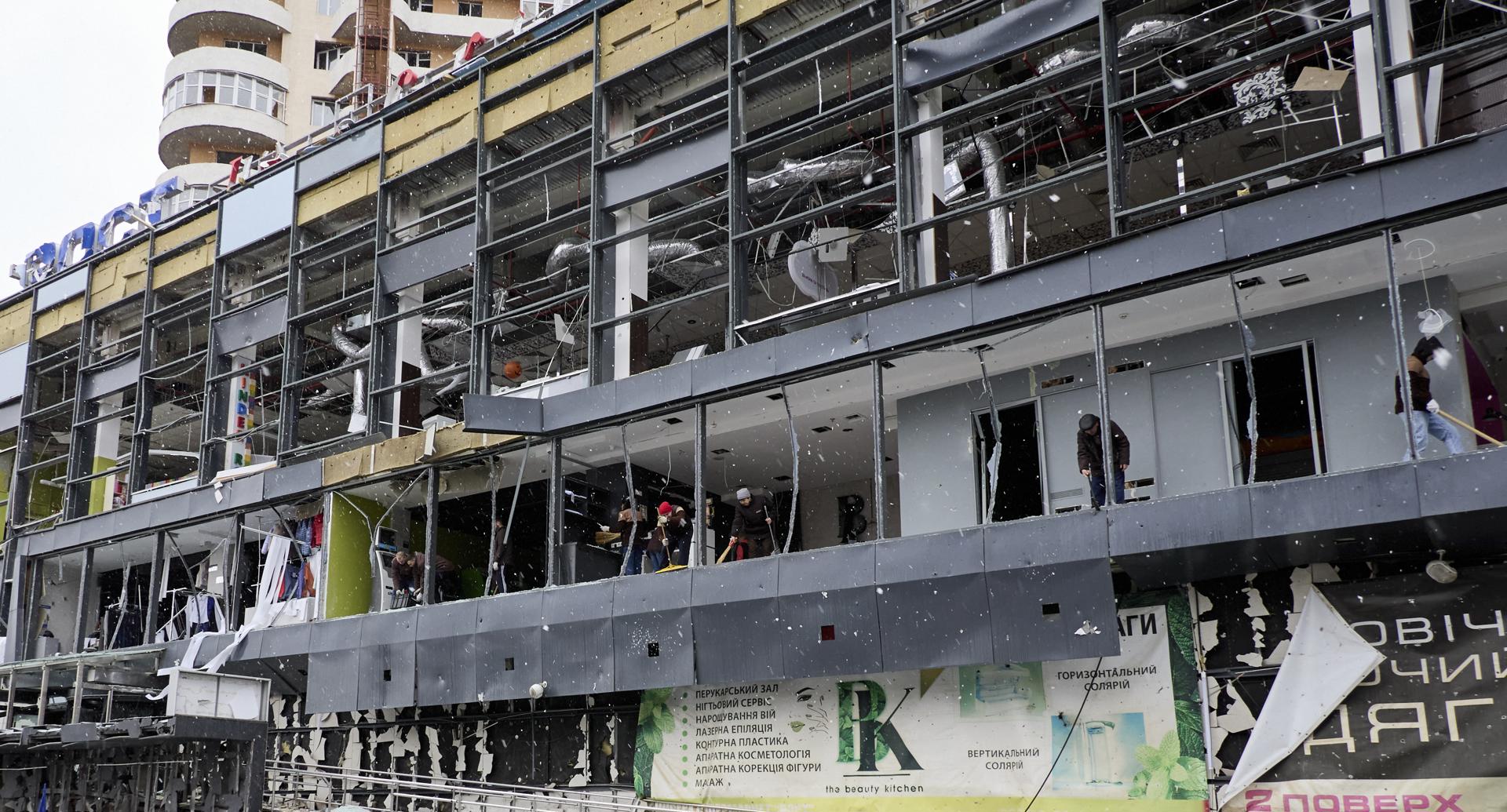 Imagen de un edificio tras un ataque ruso en un área residencial de Járkov, Ucrania, el 4 de noviembre de 2024.EFE/EPA/SERGEY KOZLOV