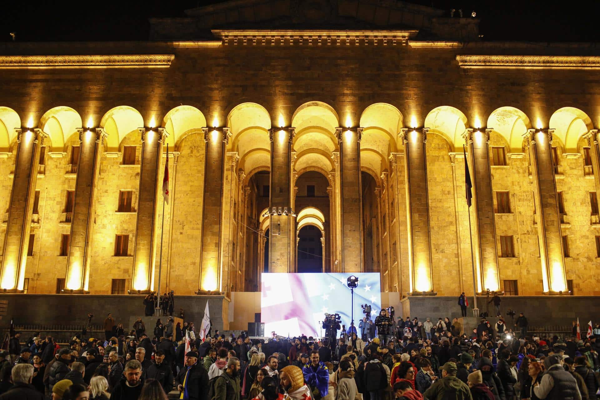 Simpatizantes de los partidos de oposición georgianos protestan contra los resultados de las elecciones parlamentarias frente al edificio del Parlamento en Tbilisi, Georgia, el 11 de noviembre de 2024. EFE/EPA/DAVID MDZINARISHVILI