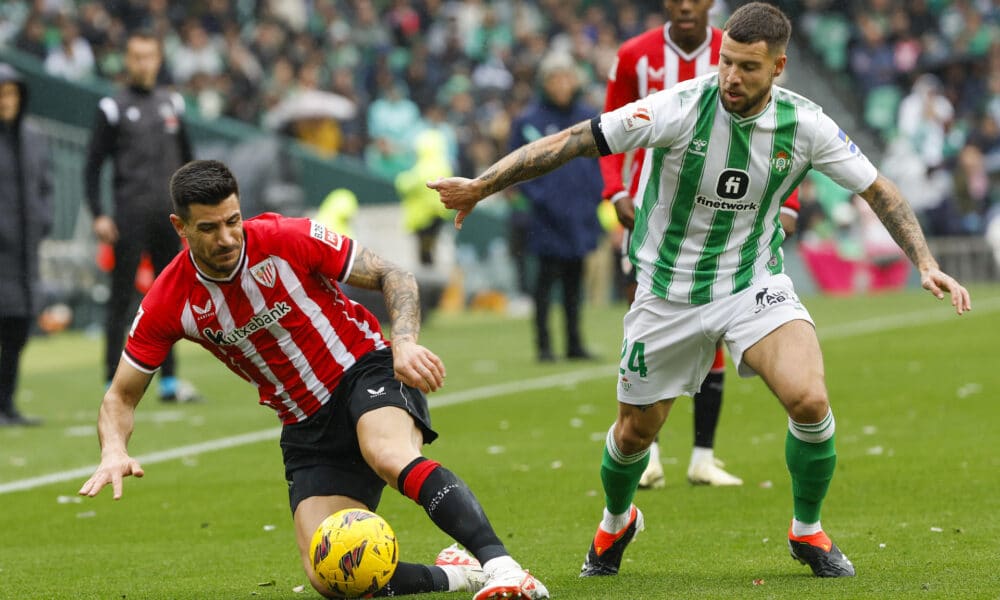 -El centrocampista del Betis Aitor Ruibal (d) pelea un balón con el defensa del Athletic Yuri Berchiche, durante un partido entre ambos equipos. EFE/ Julio Muñoz