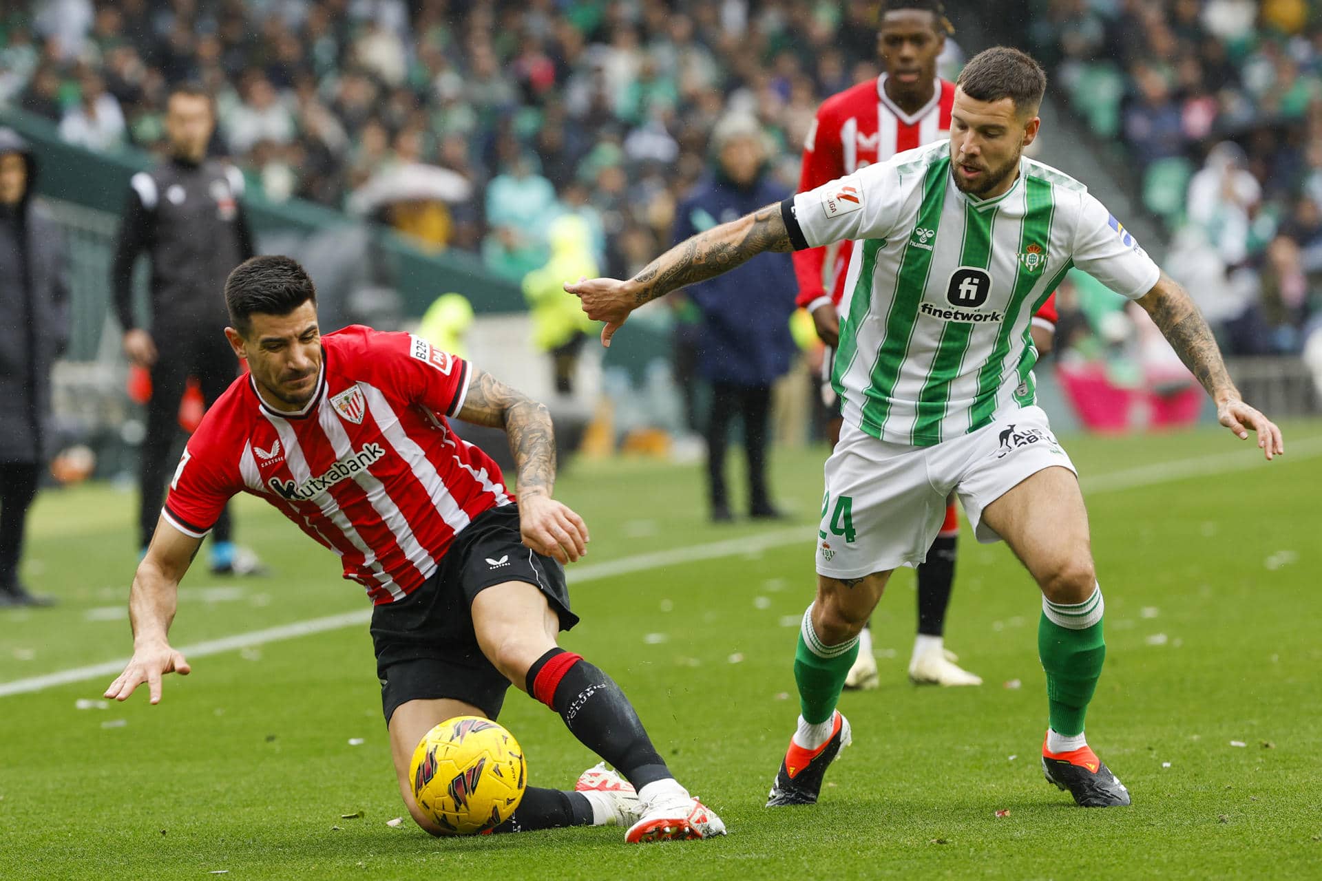 -El centrocampista del Betis Aitor Ruibal (d) pelea un balón con el defensa del Athletic Yuri Berchiche, durante un partido entre ambos equipos. EFE/ Julio Muñoz