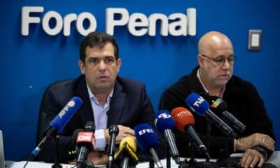 El presidente de la ONG Foro Penal, Alfredo Romero (i), habla junto al vicepresidente de la ONG, Gonzalo Himiob (d), durante una rueda de prensa este jueves, en Caracas (Venezuela). EFE/ Ronald Peña