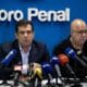 El presidente de la ONG Foro Penal, Alfredo Romero (i), habla junto al vicepresidente de la ONG, Gonzalo Himiob (d), durante una rueda de prensa este jueves, en Caracas (Venezuela). EFE/ Ronald Peña