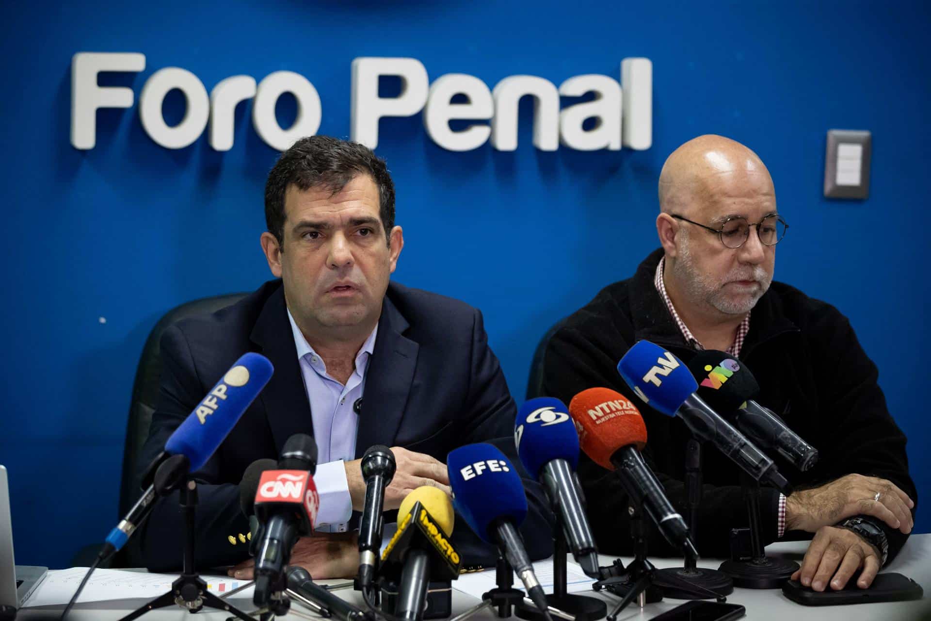 El presidente de la ONG Foro Penal, Alfredo Romero (i), habla junto al vicepresidente de la ONG, Gonzalo Himiob (d), durante una rueda de prensa este jueves, en Caracas (Venezuela). EFE/ Ronald Peña