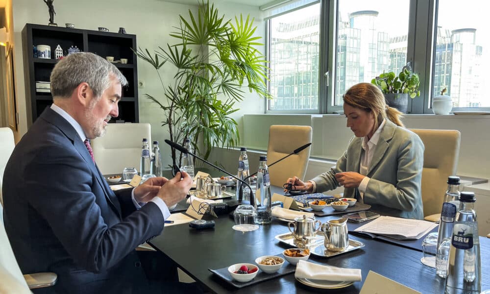 La presidenta del Parlamento Europeo, Roberta Metsola, y el presidente del Gobierno de Canarias, Fernando Clavijo, se reúnen para debatir sobre la crisis migratoria canaria y los menores no acompañados, este miércoles, en el Parlamento Europeo. EFE/Sara Morato Núñez