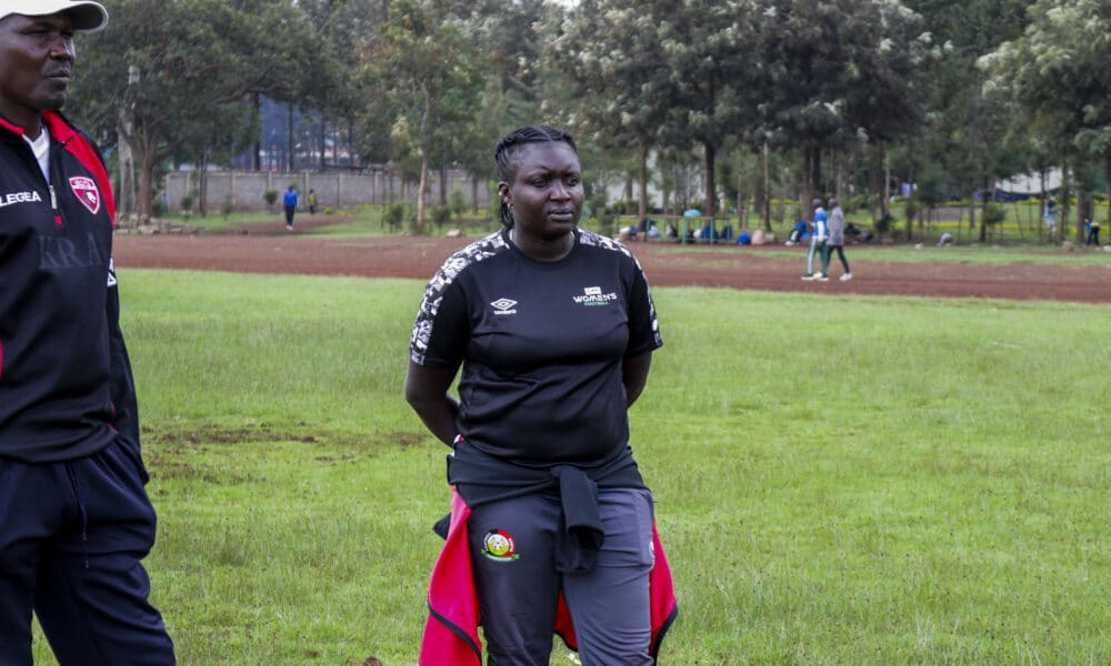 Jackline Juma (dcha), la primera mujer que entrena a un equipo de fútbol masculino en la primera división de la liga de Kenia. EFE/ Cristina Ondó