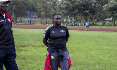 Jackline Juma (dcha), la primera mujer que entrena a un equipo de fútbol masculino en la primera división de la liga de Kenia. EFE/ Cristina Ondó