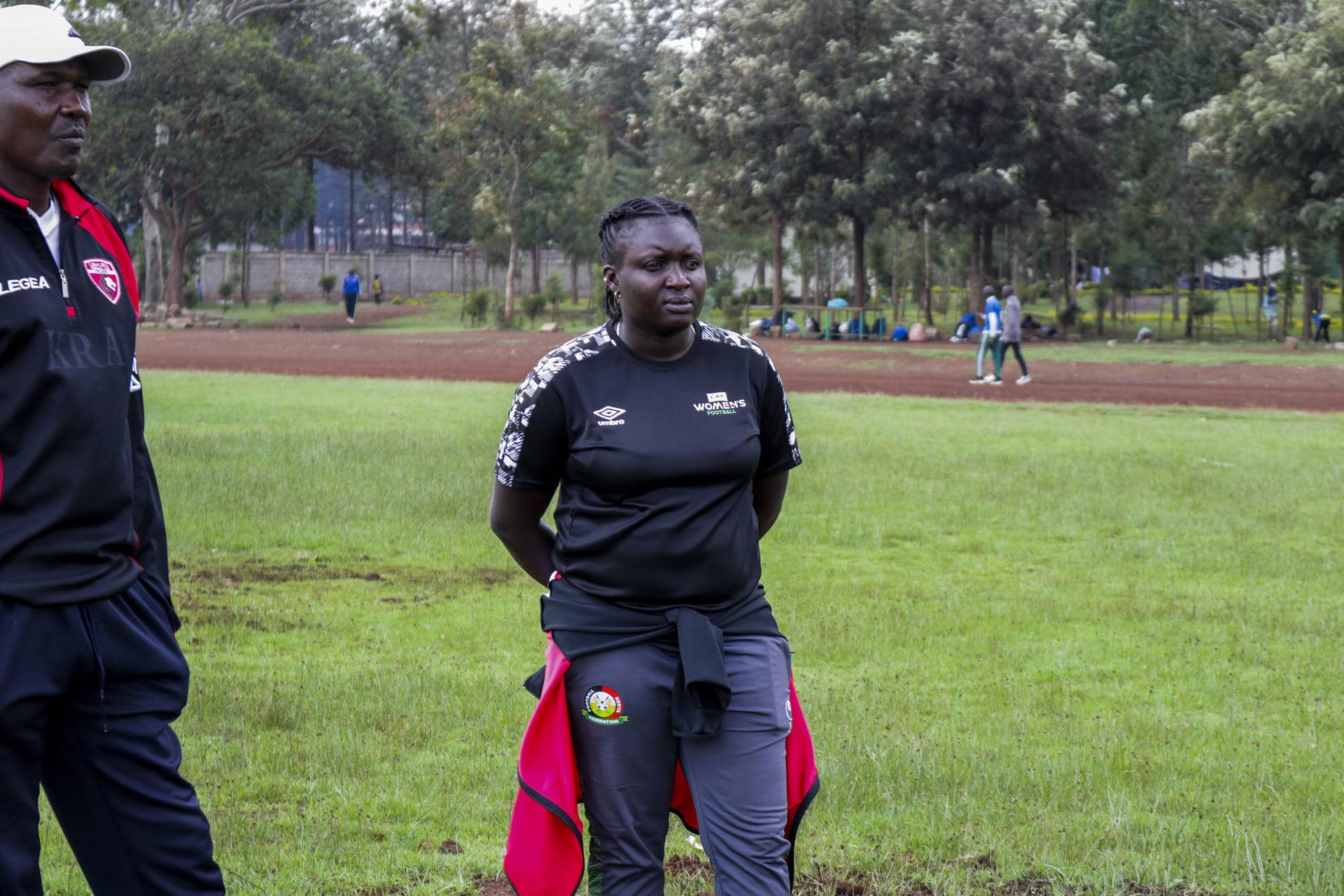 Jackline Juma (dcha), la primera mujer que entrena a un equipo de fútbol masculino en la primera división de la liga de Kenia. EFE/ Cristina Ondó