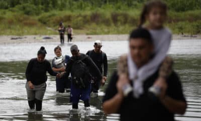 Foto de archivo de migrantes cruzando el río Tuquesa luego de atravesar la selva del Darién, en Panamá. EFE/ Bienvenido Velasco