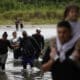 Foto de archivo de migrantes cruzando el río Tuquesa luego de atravesar la selva del Darién, en Panamá. EFE/ Bienvenido Velasco