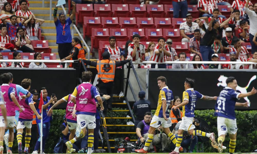 Jugadores de San Luis celebran este sábado el gol a los 94 minutos del brasileño Rodrigo Dourado en la cancha de Guadalajara, el estadio Akron. EFE/ Francisco Guasco