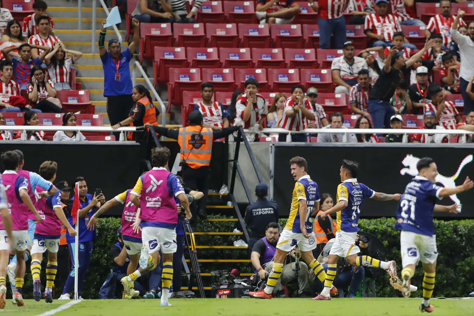 Jugadores de San Luis celebran este sábado el gol a los 94 minutos del brasileño Rodrigo Dourado en la cancha de Guadalajara, el estadio Akron. EFE/ Francisco Guasco