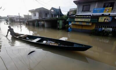 Un aldeano en un bote de madera rema en una aldea inundada causada por el tifón Toraji en la ciudad de Tuguegarao, Cagayán, Filipinas. EFE/EPA/FRANCIS R. MALASIG