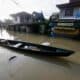 Un aldeano en un bote de madera rema en una aldea inundada causada por el tifón Toraji en la ciudad de Tuguegarao, Cagayán, Filipinas. EFE/EPA/FRANCIS R. MALASIG