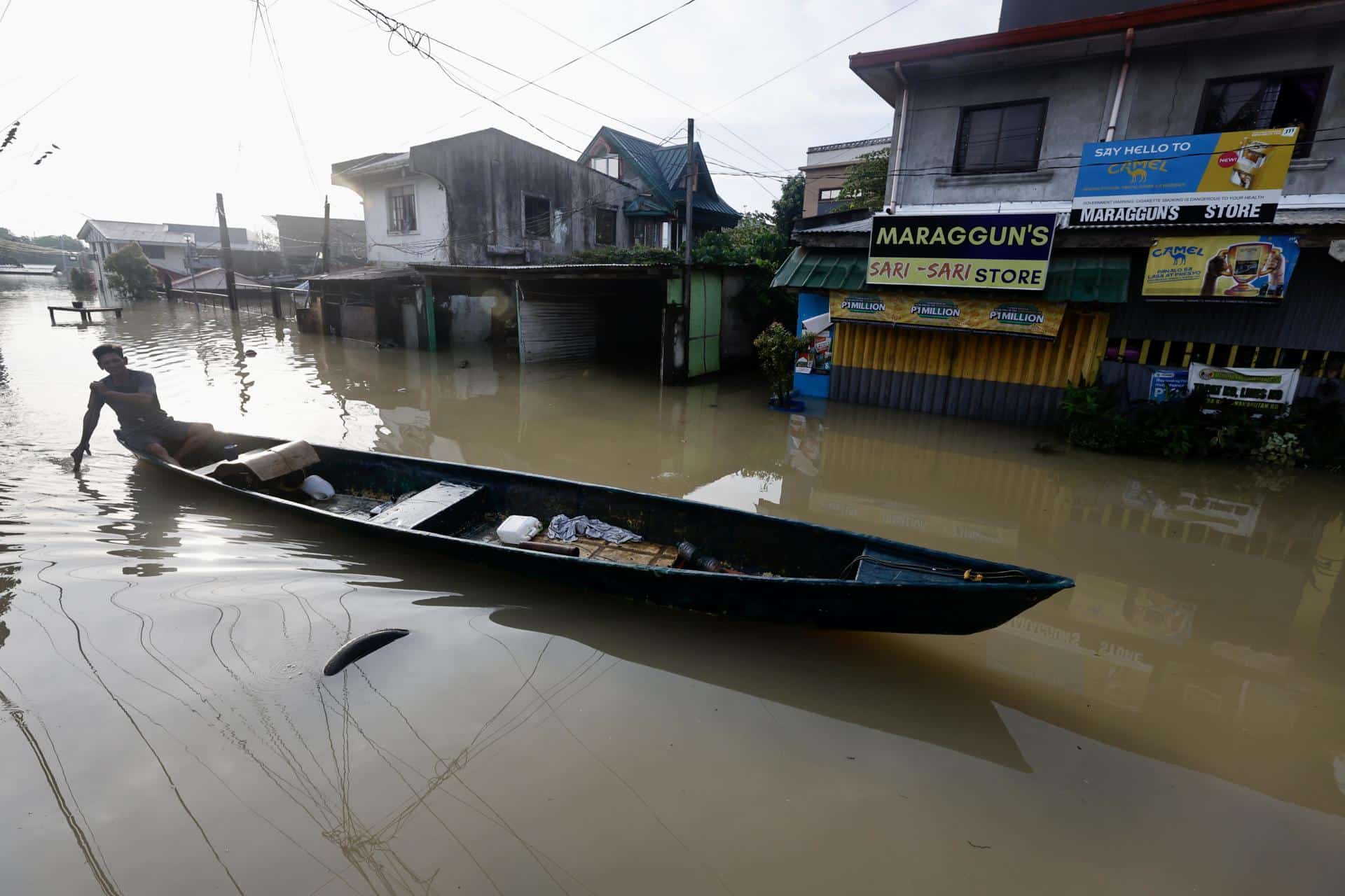 Un aldeano en un bote de madera rema en una aldea inundada causada por el tifón Toraji en la ciudad de Tuguegarao, Cagayán, Filipinas. EFE/EPA/FRANCIS R. MALASIG