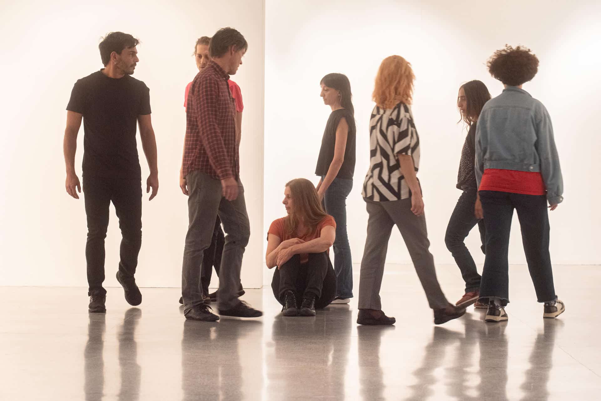 Artistas participan en la presentación del proyecto "El cuerpo en el museo", de la artista magdalena leite, en el Centro Cultural de España, este martes, en Montevideo (Uruguay). EFE/ Sofía torres