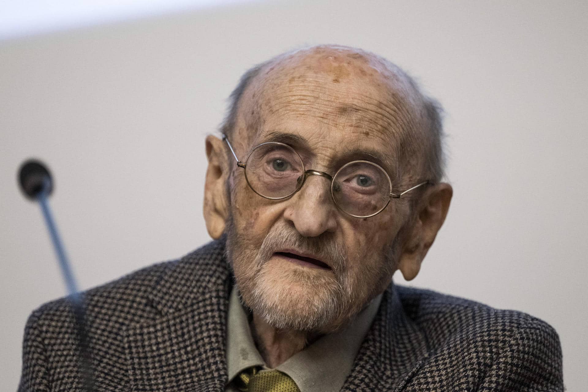 Imagen de archivo del escritor Álvaro Pombo durante la entrega de la insignia de oro del centro hospitalario durante la I Jornada Escritura y Salud en el Hospital Universitario Marqués de Valdecilla de Santander. EFE/ Pedro Puente Hoyos