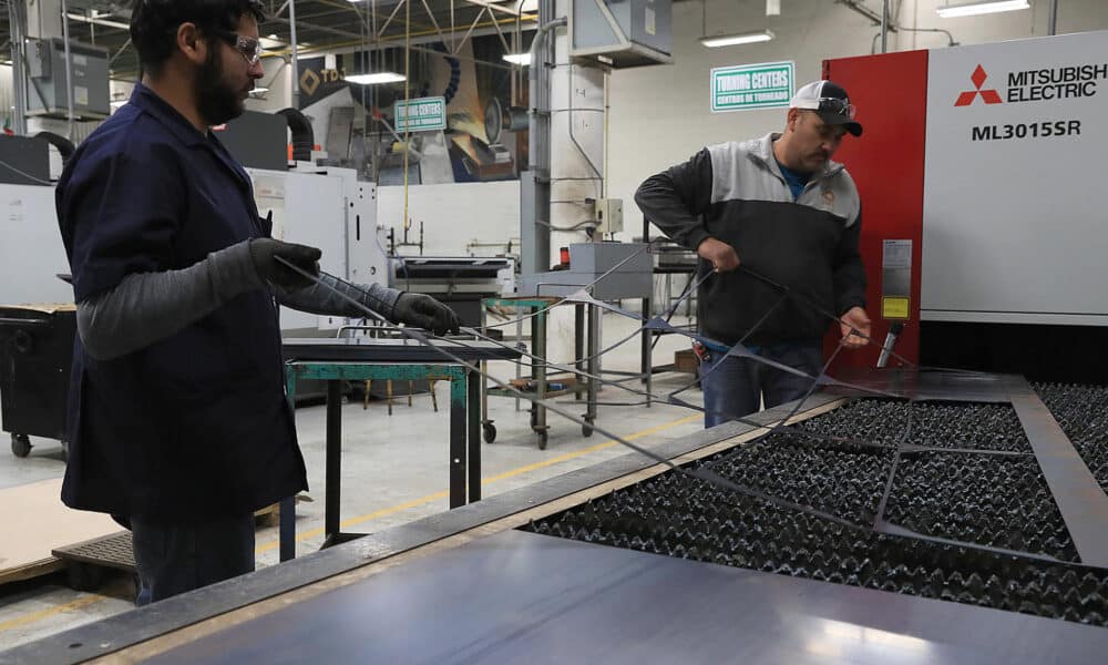 Trabajadores operan maquinaria en una fábrica, el 15 de noviembre de 2024, en Ciudad Juárez Chihuahua (México). EFE/ Luis Torres