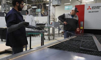 Trabajadores operan maquinaria en una fábrica, el 15 de noviembre de 2024, en Ciudad Juárez Chihuahua (México). EFE/ Luis Torres