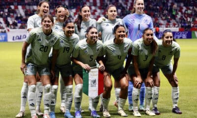 Jugadoras de la selección femenina de México posan previo al inicio de un partido amistoso en el estadio Nemesio Díez, en Toluca (México). Archivo. EFE/ Alex Cruz