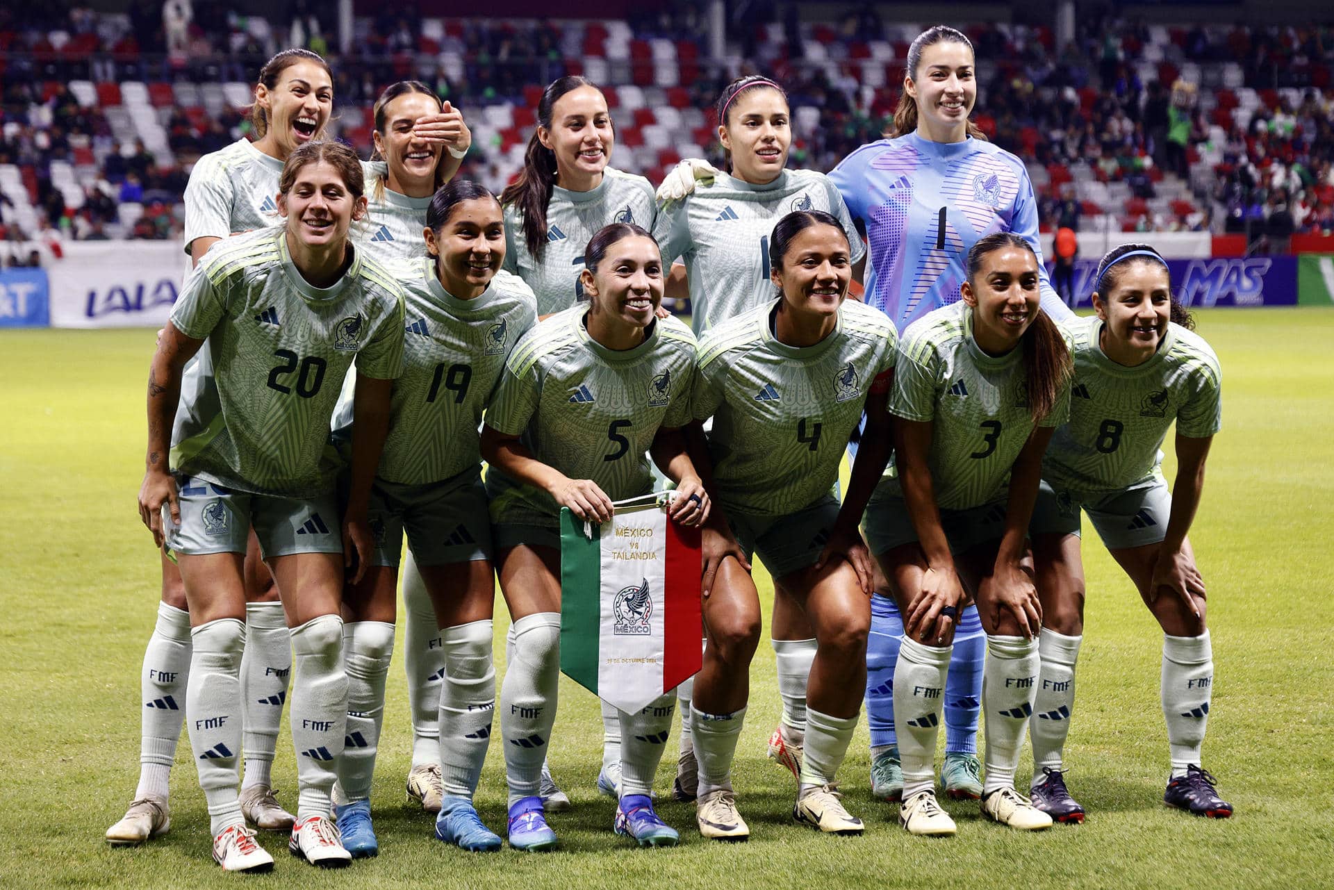 Jugadoras de la selección femenina de México posan previo al inicio de un partido amistoso en el estadio Nemesio Díez, en Toluca (México). Archivo. EFE/ Alex Cruz